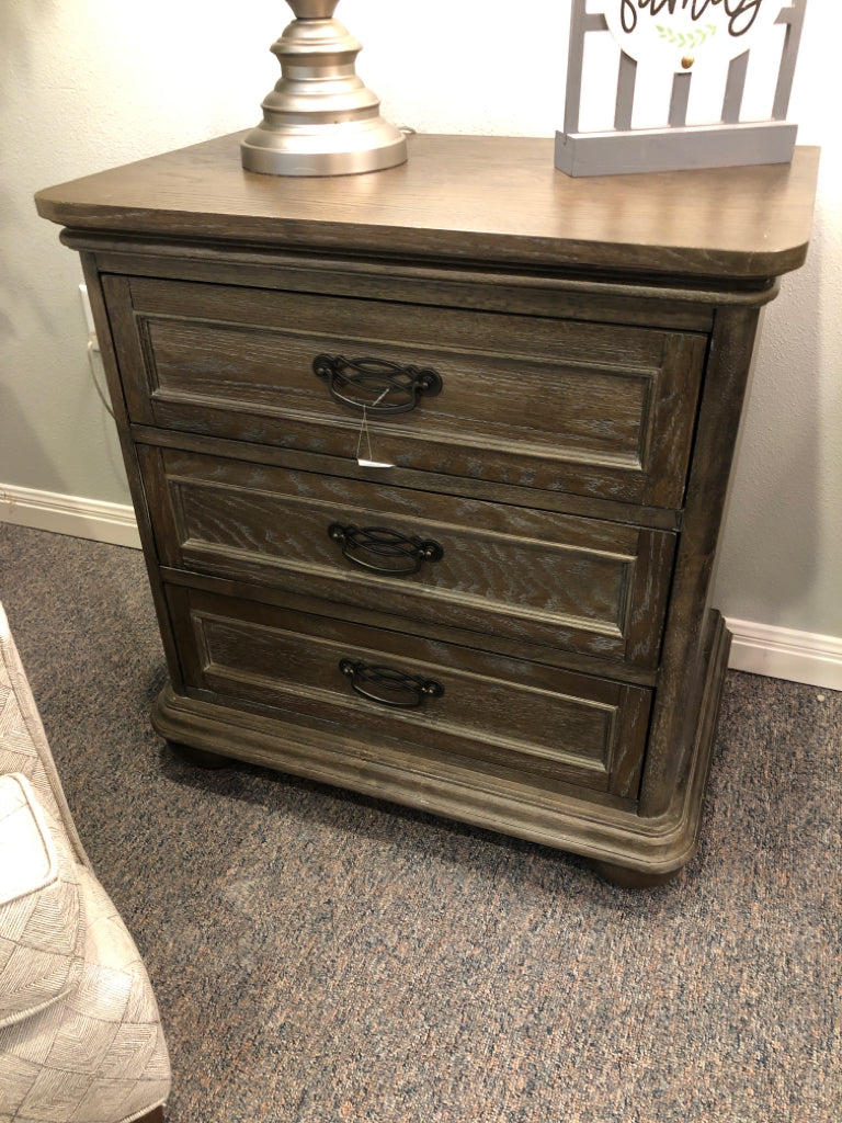 Night Stand by Riverside Furniture (2 available)