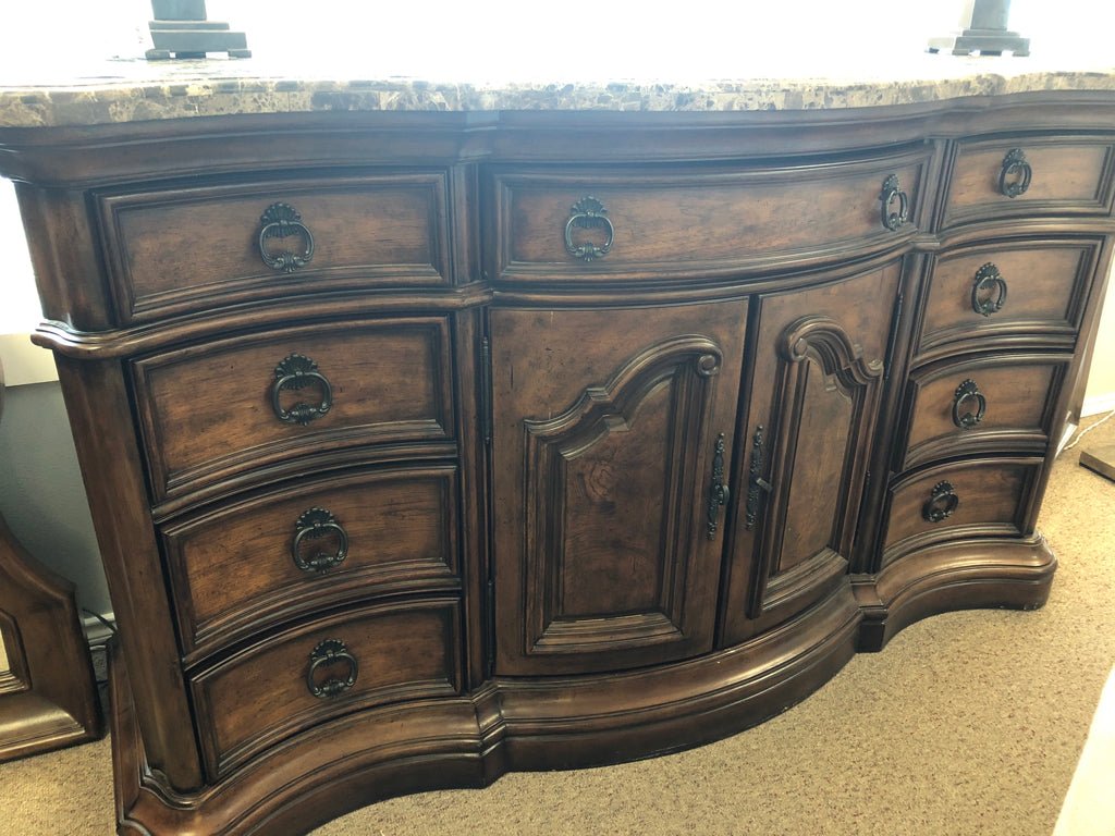 Pulaski King suite:Bed,Chest of Drawers, Dresser, Mirror, 2 Night Stands