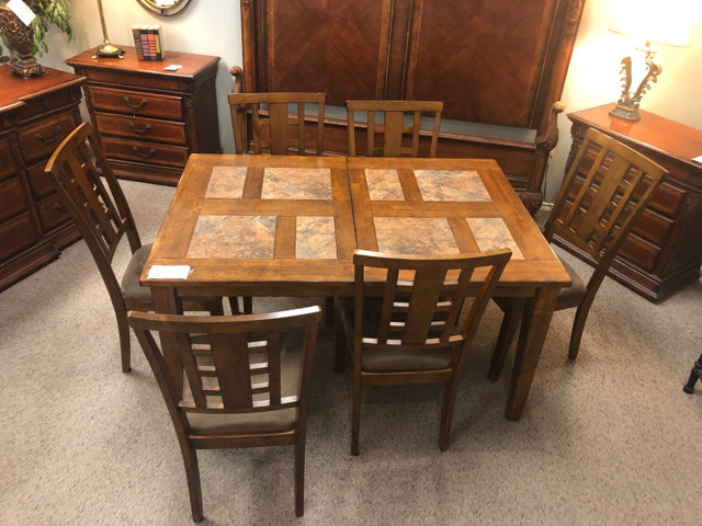 Table w/6 Chairs and 1 Leaf