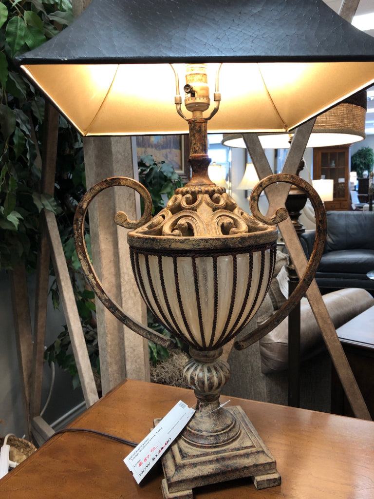 Lamp w/decorative base