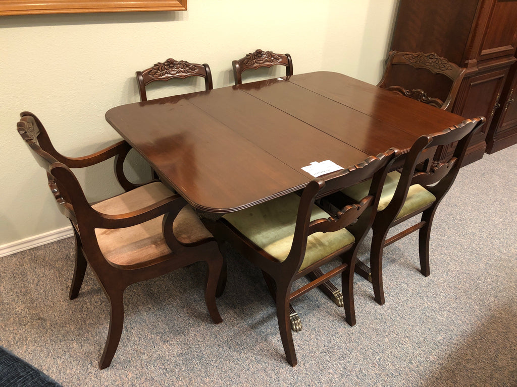 Table w/6 Chairs/2 10" Leaves