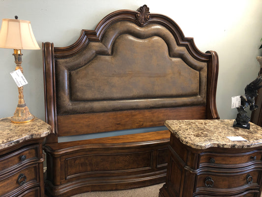 Pulaski King suite:Bed,Chest of Drawers, Dresser, Mirror, 2 Night Stands