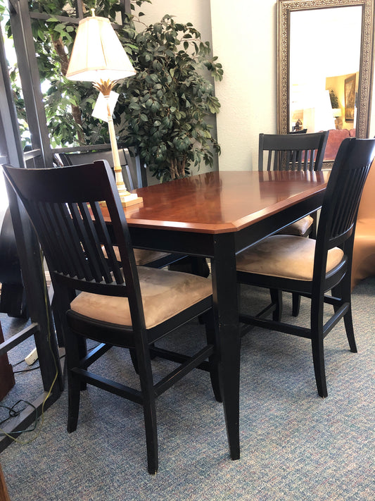 Counter Height w/4 Stools