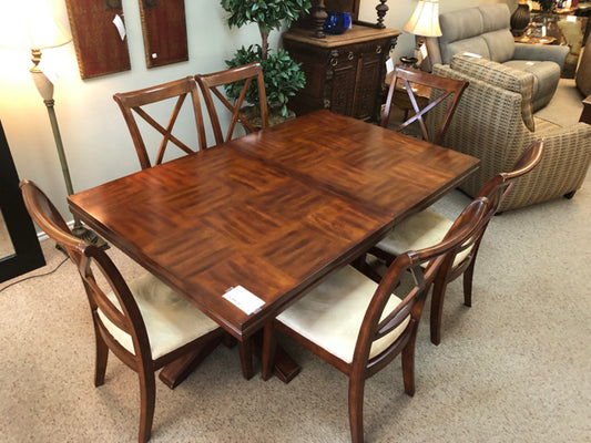 Table w/8 Chairs/18" Leaf (Some Damage on Top)