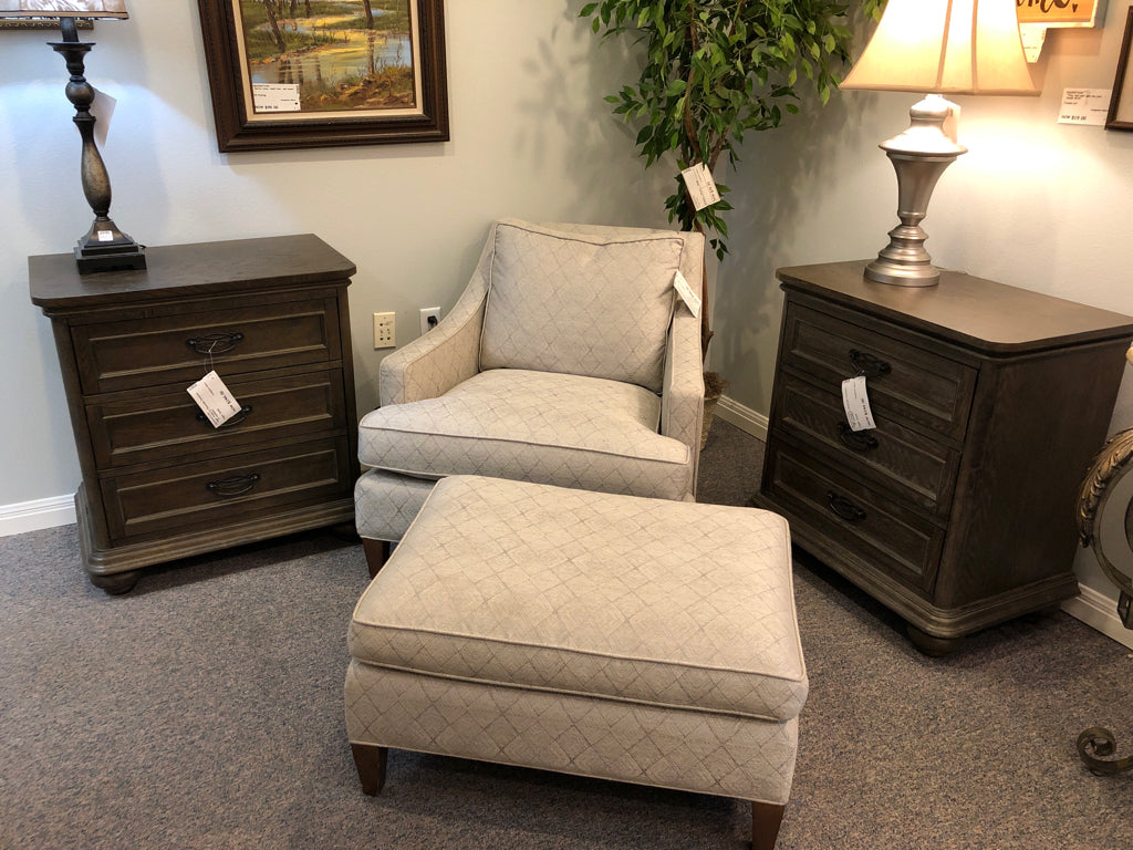Night Stand by Riverside Furniture    (2 available)