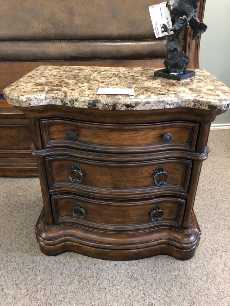 Pulaski King suite:Bed,Chest of Drawers, Dresser, Mirror, 2 Night Stands
