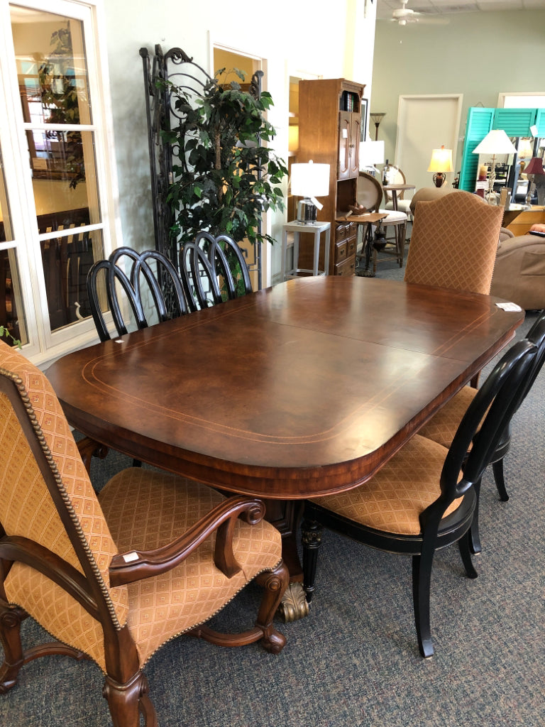 Table w/6 Chairs/2 Leaves