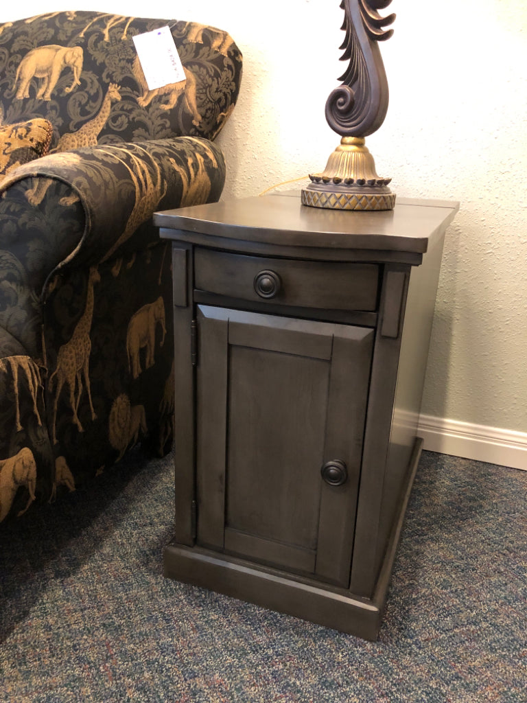 End Table w/ Electrical Plug-In