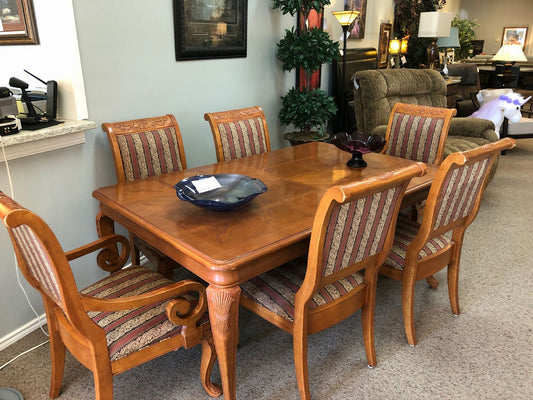 Table w/8 Chairs/2 Leaves 13" Each