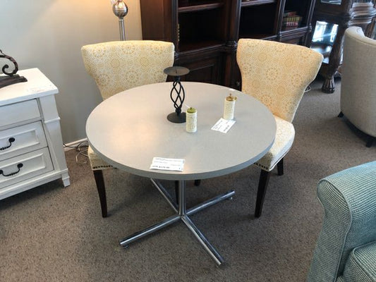 Round Table/Chairs