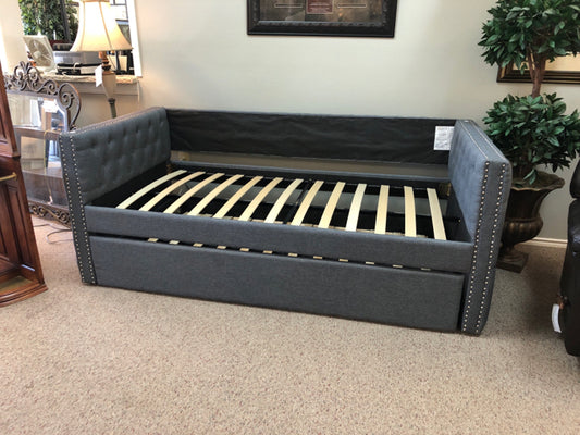 Day Bed w/Trundle