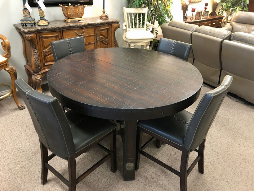 Circular Table w/ 4 Chairs and 1  Leaf