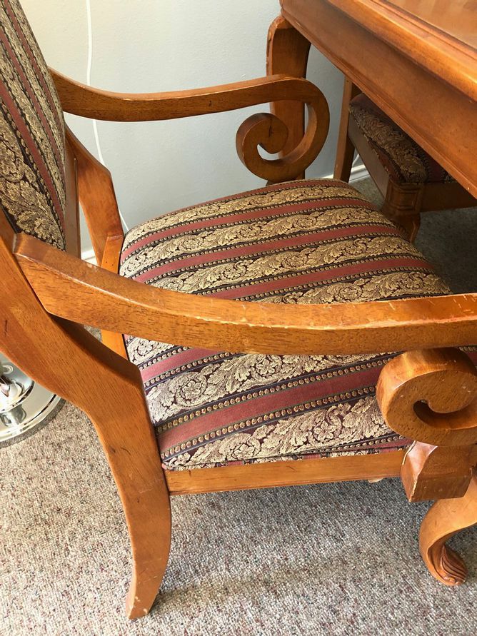 Table w/8 Chairs/2 Leaves 13" Each