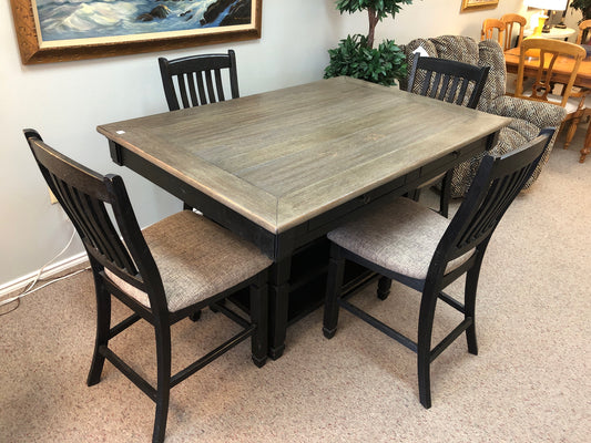 Counter Height w/4 Stools