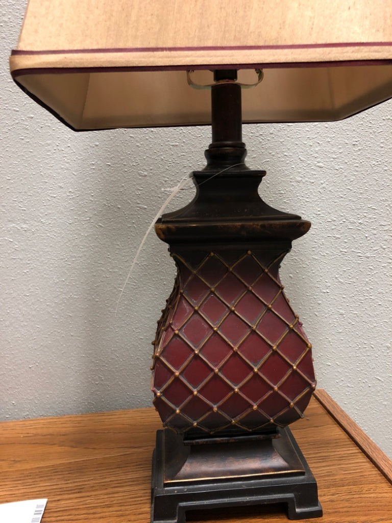 Table Lamp with Diamond Shape Base
