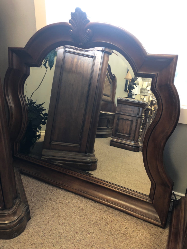 Pulaski King suite:Bed,Chest of Drawers, Dresser, Mirror, 2 Night Stands
