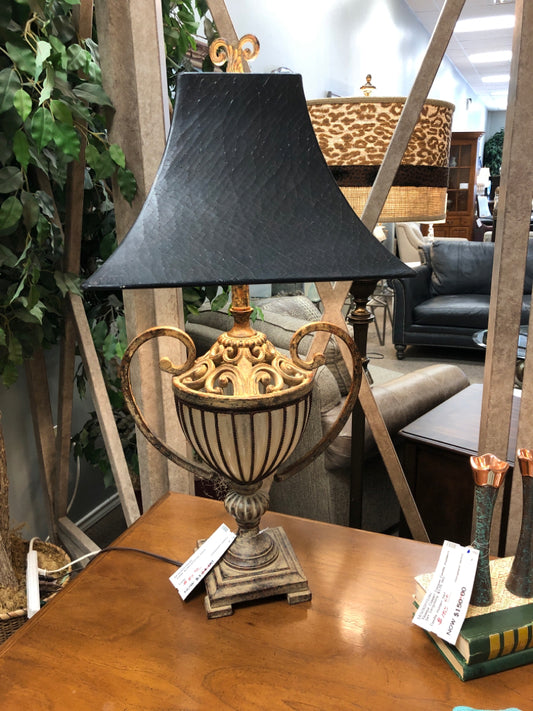 Lamp w/decorative base