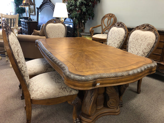 Havery Table w/6 Chairs