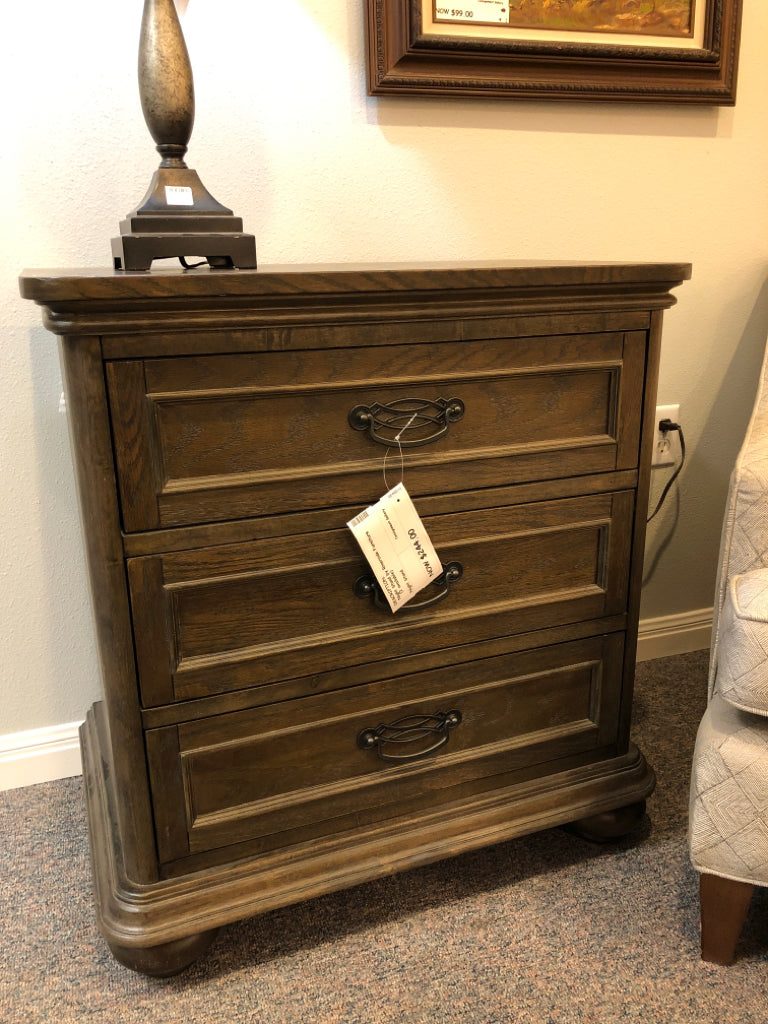 Night Stand by Riverside Furniture    (2 available)