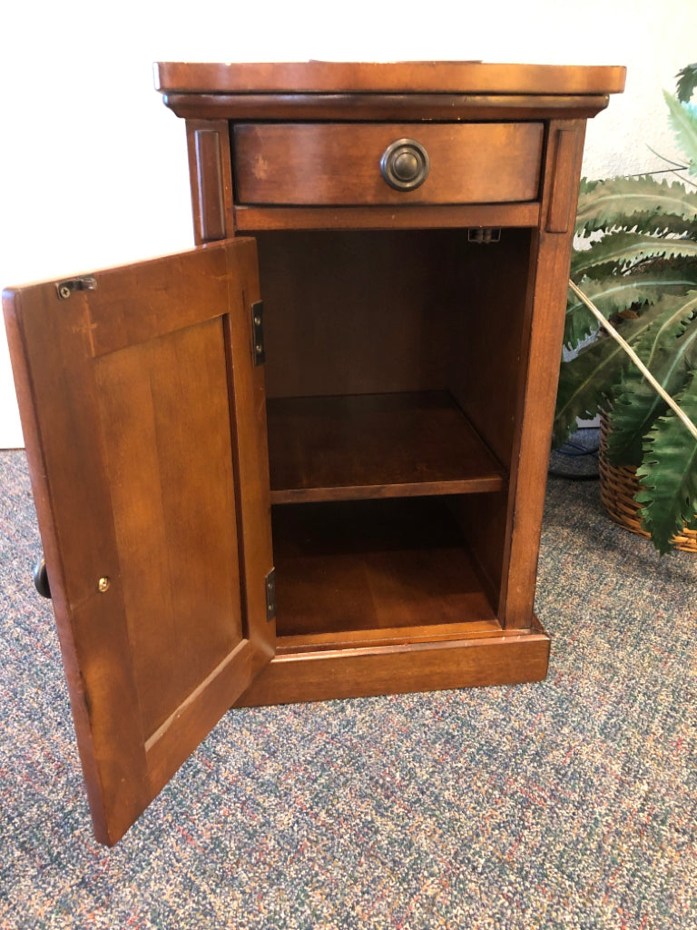 End Table w/electrical