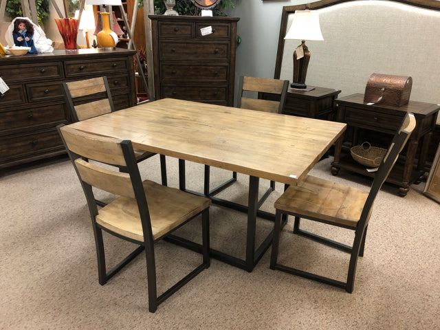 Table w/4 Chairs